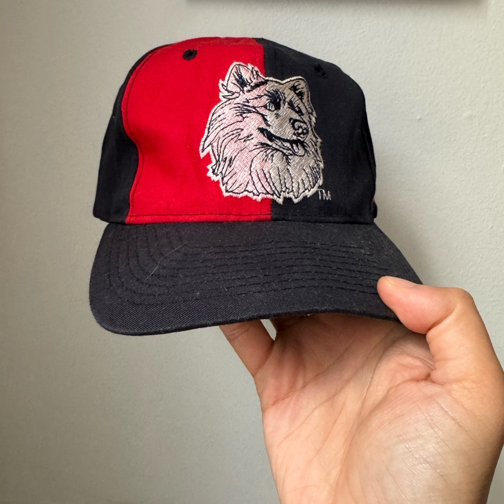 Vintage UConn Huskies Starter Snap Back